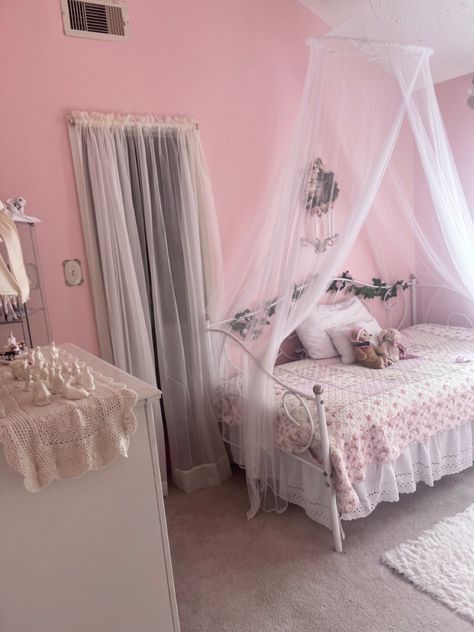 Coquette Daybed, Twin Bed Coquette, Vintage Pastel Bedroom, Pink Day Bed, Day Bed Aesthetic, Bedroom Inspiration Cozy, Pastel Bedroom, Twin Size Bed Frame, Cute Bedroom Ideas