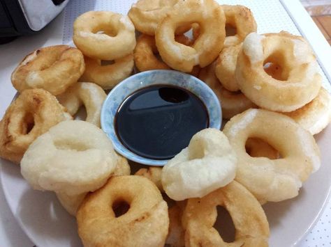 Fried sticky glutinous rings with jaggery syrup (မုန္႕လက္ေကာက္). Mote-let-kauk. Burmese Desserts, Myanmar Food Recipe, Jaggery Syrup, Burmese Cuisine, Myanmar Food, Burmese Food, Watercolor Food Illustration, Myanmar Art, Dessert Tea