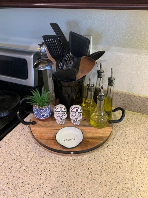 Organized kitchen with a tray for oil and utensils Kitchen Oil Organization, Kitchen Oil Tray Ideas, Kitchen Oil Tray, Kitchen Counter Oil Tray, Sala Farmhouse, Kitchen Tray Decor, Island With Stove, Kitchen Countertop Decor, Kitchen Counter Organization