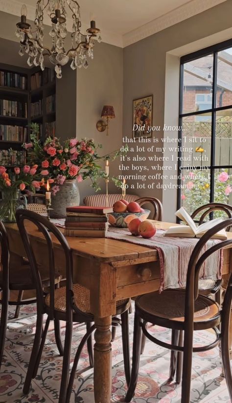 Dining Room Library, Cottage Dining Rooms, Eclectic Dining Room, Eclectic Dining, Country Dining, Vintage Dining Room, Cottage Kitchens, The Dining Room, Heart And Soul