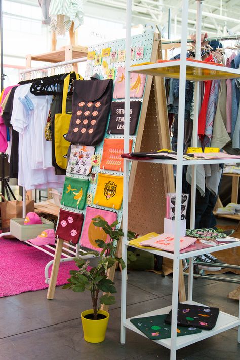 Mini Pop Up Store, Display Ideas For Clothes, Pop Up Stalls, Displaying Clothes, Clothing Booth Display, Booth Display Design, Craft Stall Display, Creative Booths, Vendor Booth Display