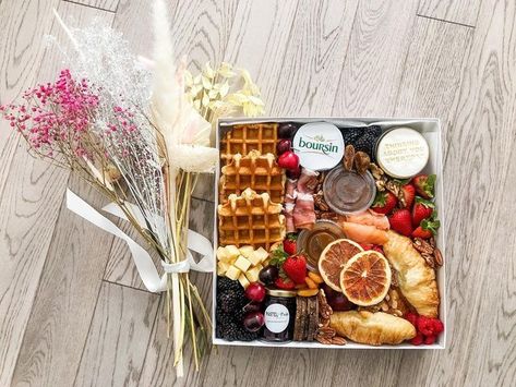 Brunch Box Ideas, Brunch Box Breakfast, Ide Hampers, Graze Boxes, Grazing Boxes, Breakfast Basket, Graze Box, Christmas Treats Boxes, Birthday Breakfast