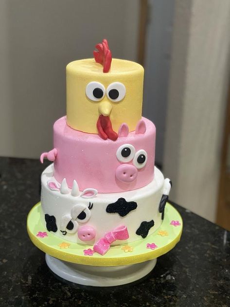 Farm animals Birthday Cake Farm Animals, Farm Animal Cakes Buttercream, Two Tier Farm Birthday Cake, Farm Theme Cake Buttercream, Zoo Birthday Cake, Maket Pasta, Petting Zoo Birthday, Barn Cake With Animal Cupcakes, Zoo Cake