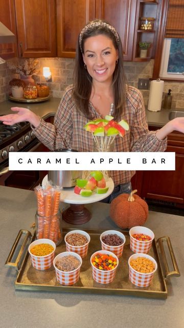 Bar Party Aesthetic, Apple Nacho Bar, Caramel Apple Bar, Fall Desert, Apple Bar, Apple Treats, Caramel Apple Bars, Desert Bar, Healthy Apple Crisp