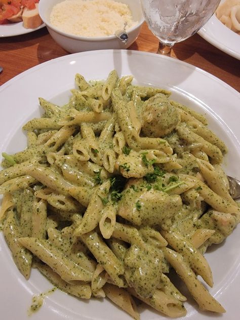 pesto pasta Pesto Pasta Aesthetic, Pasta Photo, Pasta Aesthetic, Formal Hairstyles For Short Hair, Food Therapy, Interesting Food, Pesto Pasta, Formal Hairstyles, Interesting Food Recipes