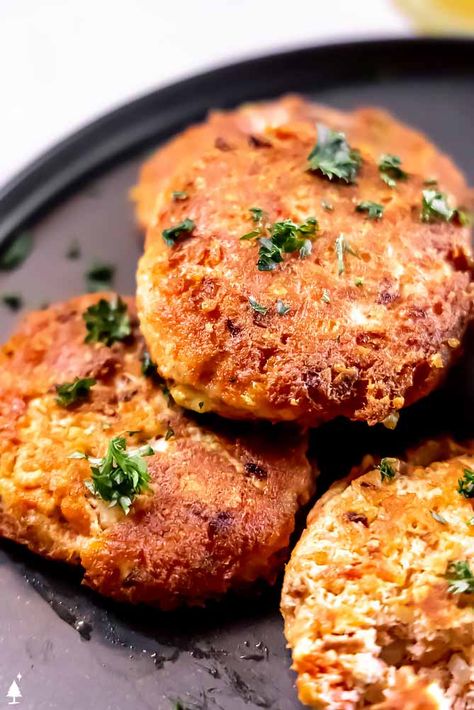 *NEW* So easy, and so delicious, these keto salmon patties have beautifully crisp edges and a delicious filling. Perfect for appetizers or dinner! #ketosalmonpatties #lowcarbsalmonpatties Keto Salmon Patties, Low Carb Salmon Patties, Lettuce Wrapped Burger, Paleo Salmon, Parmesan Salmon, Salmon Marinade, Avocado Tuna Salad, Keto Salmon, Leftover Salmon