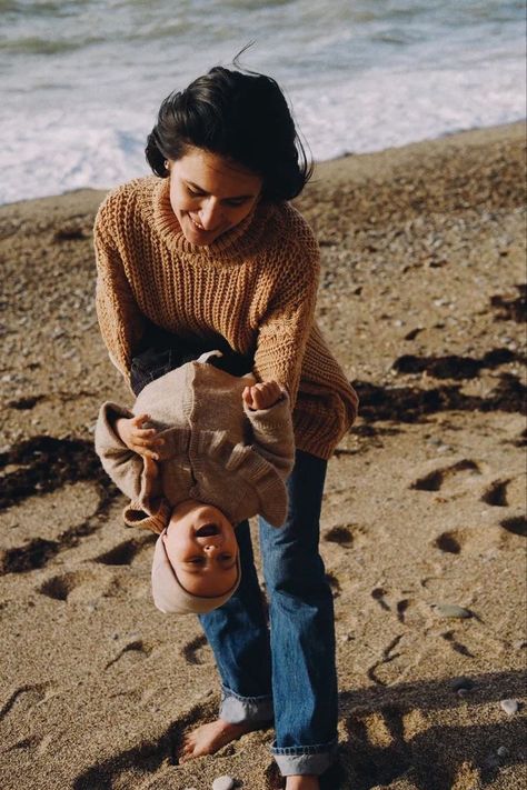 Beach Winter Family Photos, Baby On The Beach, Mom Daughter Photography, Winter Family Photoshoot, Winter Family Photos, Beach Photo Session, Baby Park, Family Nature, Ocean Kids