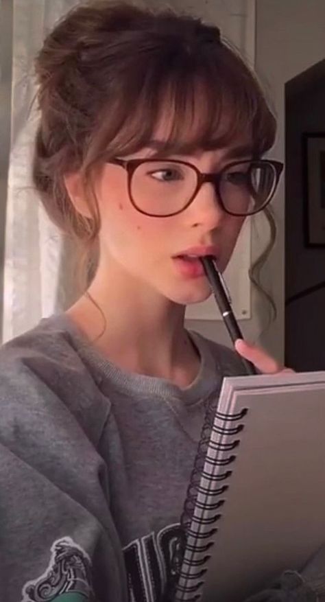 Bangs And Glasses, People With Glasses, Glasses Inspiration, Hairstyles With Glasses, Girl Haircuts, Haircuts For Medium Hair, Haircuts Straight Hair, Foto Poses, Girl Short Hair