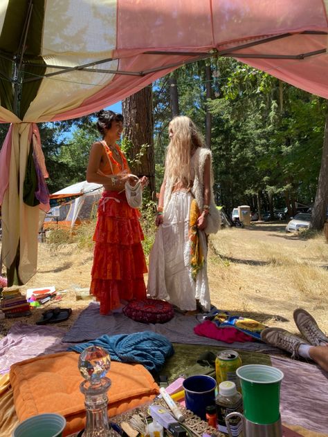 Oregon Country Fair Outfits, Earthy Festival Outfits, Oregon Country Fair, Festival Fits, Hippie Lifestyle, Hippie Aesthetic, Festival Inspo, Country Fair, Festival Camping