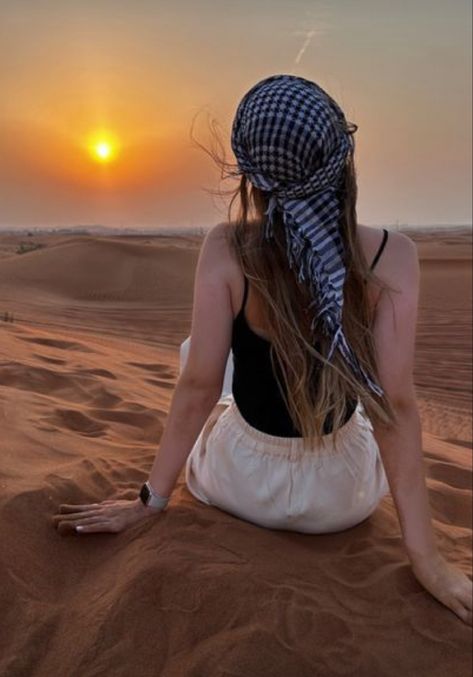 Dubai Desert Pictures Ideas, Desert Photography Model, Desert Photoshoot Outfit, Dubai Photography Ideas, Desert Outfit Ideas, Huacachina Peru, Desert Photoshoot Ideas, Dubai Photoshoot, Desert Outfit