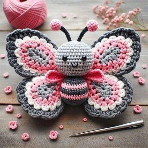 Butterfly Amigurumi, Crochet Pour Halloween, Start Crocheting, Crochet Butterfly Pattern, Applique Tutorial, Simple Butterfly, Crochet Butterfly, Kawaii Crochet, Scarf Knitting Patterns