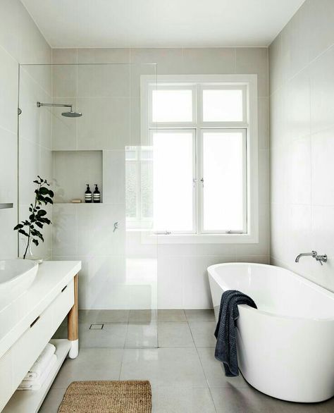 Home and decor Small Tub, Bad Inspiration, Small Remodel, Bathroom Tub, White Bath, Trendy Bathroom, Apartment Bathroom, White Rooms, Bathroom Layout