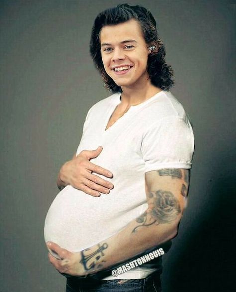 Louis Tomlinson Baby, Gambar One Direction, Harry Styles Memes, Harry Styles Funny, Baby News, Baby L, Harry Styles Wallpaper, One Direction Humor, Harry Styles Pictures