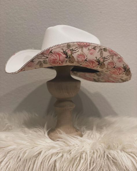 Hand made floral cow boy hat. *There are NO returns or exchanges* These items are custom made to order to the customers liking. We will be in contact throughout the process of making item. Floral Cowboy Hat, Cowboy Hat Customized, Cowgirl Hat Decorating Ideas, Diy Cowboy Hat Decoration, Cowboy Hat Decorations Ideas, Cow Girl Hats, Wedding Cowboy Hat, Diy Cowboy Hats, Custom Cowgirl Hats