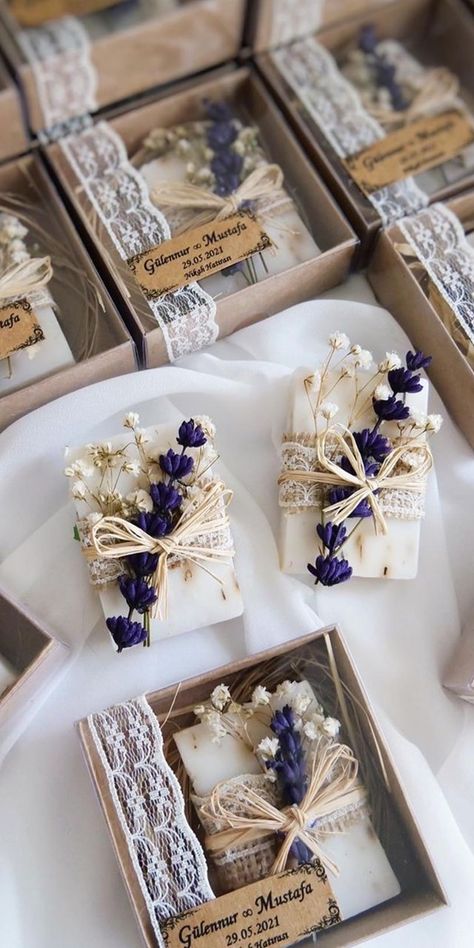 Wedding Guest Gifts Party Favors, Candle Bridal Shower Favors, Handmade Soap Packaging, Soya Mumu, Handmade Soap Recipes, Soap Wedding Favors, Candle Crafts Diy, בר מצווה, Candle Craft