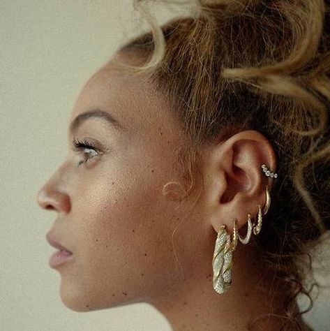 Beyonce Earrings, Beyonce Jewelry, Types Of Ear Piercings, Cool Ear Piercings, Beyonce Style, Beyonce Queen, Ear Piercing, Ear Rings, Queen B