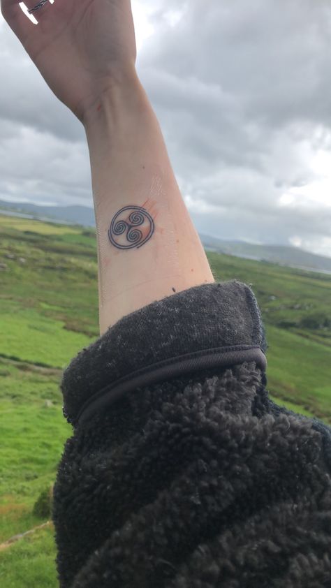 Triskelion Tattoo Women, Celtic Bracelet Tattoo, Celtic Spiral Tattoo, Irish Celtic Tattoos, Ireland Tattoo Ideas, Triskelion Tattoo, Gaelic Tattoo, Celtic Tattoo For Women, Fantasy Country