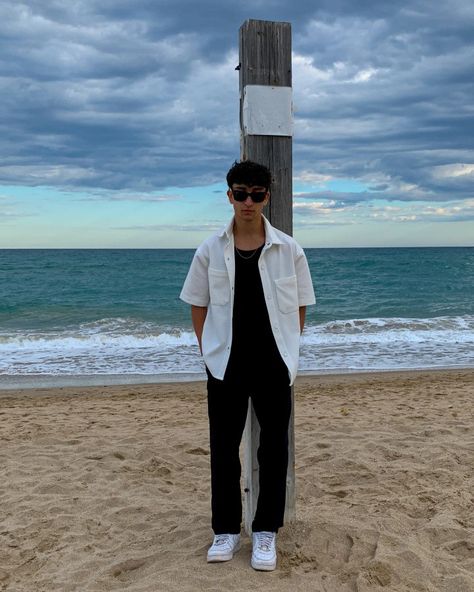 Black and white beach fit White Beach Outfit, Beach Outfit Men, Dark Beach, White Cover Up, Beach Fit, Black And White Beach, Beach Fits, Stylish Summer Outfits, White Beach