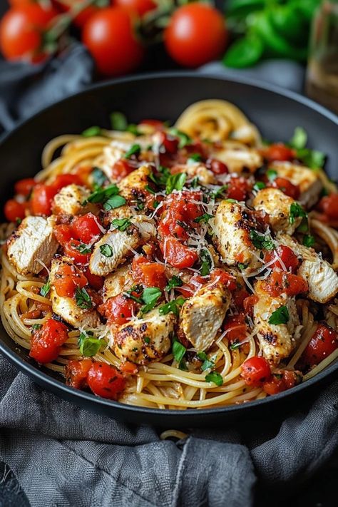 Spaghetti And Chicken Recipes Dinners, Tomato Bruschetta Chicken, Chicken Tomato Pasta Recipes, Chicken Bruschetta Pasta, Chicken Tomato Pasta, Salads With Meat, Tomato Chicken Pasta, Classic Bruschetta, Food For Fall