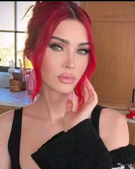 Megan Fox Short Hair, Megan Fox With Red Hair, Megan Fox Red Hair, Megan Fox New Hair, Megan Fox Blue Hair, Megan Fox Wet Hair Makeup, Megan Fox 2022 Hair, Red Hair Makeup, Megan Fox Style