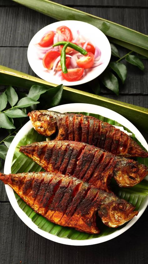 Kerala Fish Fry, Albanian Cuisine, Masala Fish Fry, Mediterranean Seafood, Ksamil Albania, Foods Around The World, Masala Fish, Red Chili Paste, Albanian Recipes