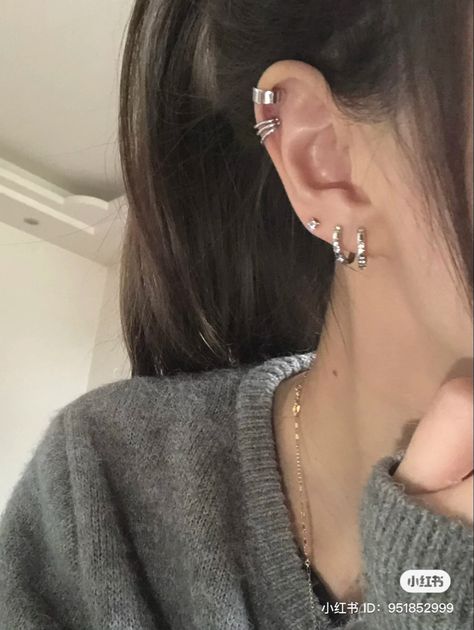 Ear Piercings Placement Chart, Ušný Piercing, Minimalist Ear Piercings, Ear Piercing Ideas, Ear Piercings Chart, Cool Ear Piercings, Pretty Ear Piercings, Cool Piercings, Cute Ear Piercings