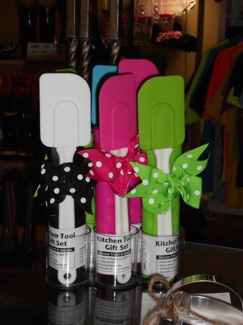 Kitchen Gift Sets in pretty springy colors ~ spatula and silicone trivet ~ great wedding or teacher gift! Spatula Gift, Useable Gifts, Silicone Trivet, Great Wedding Gifts, Tool Gifts, Great Teacher Gifts, Cheap Gifts, Kitchen Gift, Kitchen Gifts