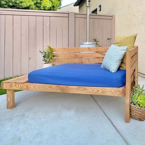 Outdoor Daybed Diy, Sofa Daybed, Diy Daybed, Daybed Cushion, Backyard Seating Area, Diy Crib, Decking Screws, Patio Daybed, Patio Couch