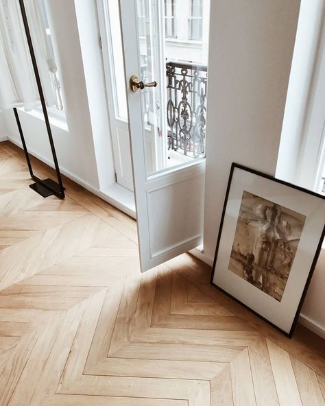 Minimalist Kitchen Table, Herringbone Wooden Floors, Kitchen Table Ideas, Minimalist Dekor, Herringbone Wood Floor, Herringbone Wood, Interior Design Per La Casa, Interior Minimalista, Herringbone Floor