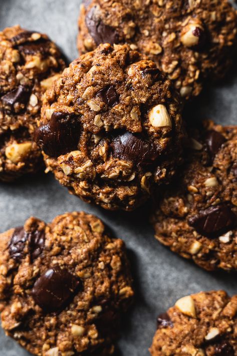 Your search for delicious, homemade dark chocolate oatmeal cookies has officially come to an end: these cookies are made with whole-grain spelt flour, dark chocolate, and crunchy hazelnuts. They are universal for every time of the year! Thanks to coconut oil and coconut palm sugar, they stay soft for a long time. Dark Chocolate Oatmeal, Food And Mood, Hazelnut Flour, Coconut Oil Cookies, Homemade Dark Chocolate, Chocolate Oatmeal Cookies, Coconut Palm Sugar, Chocolate Oatmeal, Palm Sugar