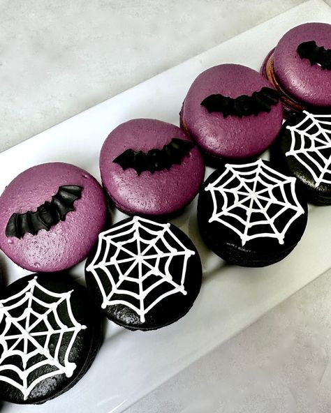 🦇 + 🕸️ = 💜🖤 #halloweenmacarons #kupcakekitchen #wantcake #macarons #macaron #frenchmacarons #frenchmacaron #macaronaddict #macaronart #macarontower #macaronstagram #macaronlover #macaronlovers #macaronlove #custommacarons #glutenfree #glutenfreedessert #glutenfreedesserts #santaclarita #santaclaritavalley #santaclaritafoodies #scv #scvfoodies #scvsmallbusiness Goth Macarons, Bat Macarons, Halloween Macarons, Custom Macarons, Halloween Cookie Recipes, Macaron Tower, Halloween Cookie, Santa Clarita, French Macarons