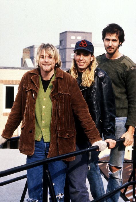 Kurt Cobain, Dave Grohl and Krist Novoselic #Nirvana - October 1990 Kurt Cobain Outfit, Nirvana Pictures, Kurt Cobain Style, Donald Cobain, Kaptan Jack Sparrow, Krist Novoselić, Nirvana Kurt Cobain, Nirvana Kurt, Grunge Band