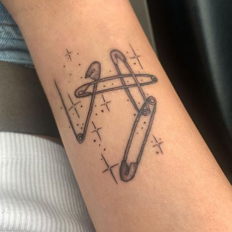 sarah on Instagram: “tat appreciation post” Grunge Tattoo, Stick N Poke, Sick Tattoo, Poke Tattoo, Aesthetic Tattoo, Dream Tattoos, Dope Tattoos, Simplistic Tattoos, Piercing Tattoo