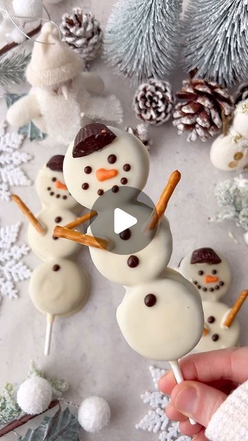 Holly Jade on Instagram: "Snowman Oreo Pops☃️ YAY or NAY?? Who wants one??  ❄️SAVE THIS POST!❄️ Super quick & easy festive treats which take minutes to make & taste delicious! Oreos dipped in dairy-free white chocolate, with pretzels, dark chocolate & vegan mini peanut butter cup! Decorated as SNOWMEN… they’re such a fun little idea! ☃️❄️ (Ad) Made with @pinterest 🤍 What you’ll need: ☃️Oreo cookies  ☃️Dairy-free chocolate (white + dark) ☃️Orange food gel ☃️pretzel sticks  ☃️Mini vegan peanut butter cups   Method: 1. Twist 3 Oreos in half. Lay them out in a lin , add some melted df white chocolate, press in a cake pop stick, then add the other half of the Oreo. Chill. 2. Coat the Oreo pop in melted df white chocolate. Freeze to fully set. 3. Decorate with melted dark chocolate for the face Oreo Stick Pops, Holiday Dipped Oreos, Chocolate Dipped Christmas Treats, Chocolate Dipped Pretzels Christmas, Oreos Dipped In Chocolate, Decorated Oreos, Cocoa Stand, Recipes Dips, Dairy Free White Chocolate