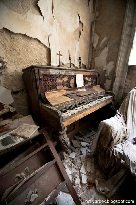 Bull Manor - Sept 2012 - Derelict Places Old Piano, Derelict Places, State Of Decay, Derelict Buildings, Abandoned Property, Old Pianos, Abandoned Mansions, Haunted Places, Abandoned Buildings