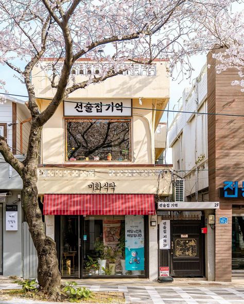 Japanese Buildings, Asian House, Building Aesthetic, Japan Architecture, Building Front, Building Illustration, Japan Street, House Sketch, Cute Cafe