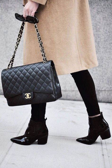 Chanel Bag Classic, Chanel Classic Jumbo, Chanel Handbags Classic, Sac Michael Kors, Chanel Maxi, Chanel Jumbo, Best Designer Bags, Popular Handbags, Chanel Purse