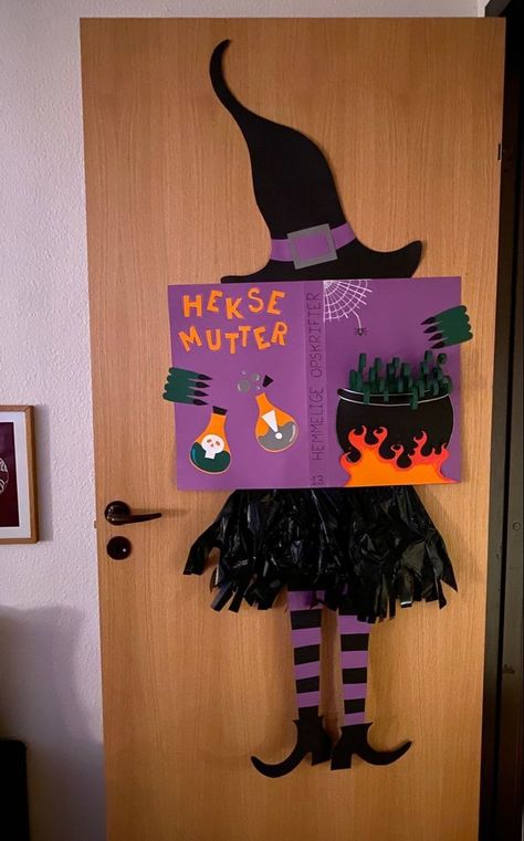 Halloween Witch Door Decorations, Witch Decorations Halloween, Witch Door Decoration, School Halloween Decorations, Halloween Door Ideas, Puerta Halloween, Halloween Door Decorations Classroom, Porta Halloween, Halloween Doors