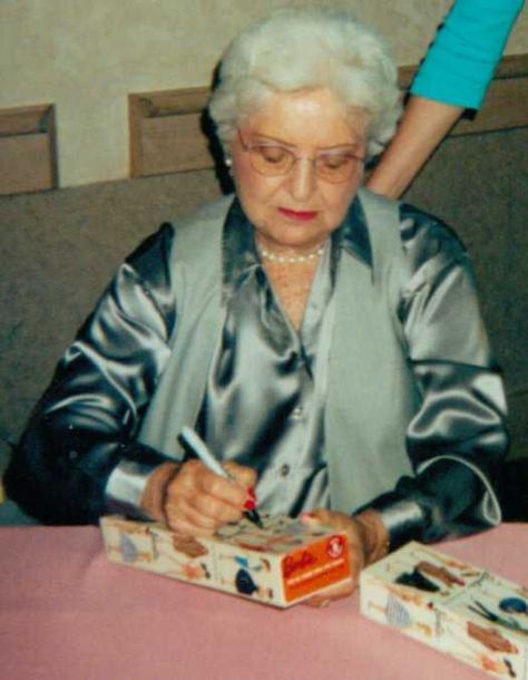 Ruth Handler signing my #1 Barbie.  Jealous? Ruth Handler, Barbie Convention, Original Barbie Doll, Original Barbie, Barbie Mattel, Couture Outfits, Barbie Patterns, Barbie I, Vintage Barbie Dolls