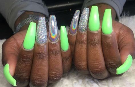 Pastel Neon Green Nails, Lime Green Chrome Nails, Neon Green Summer Nails, Lime Green And Black Nails, Lime Green Nails Design, Nails Acrylic Coffin Spring, Neon Green Nail Ideas, Neon Chrome Nails, Slime Gang