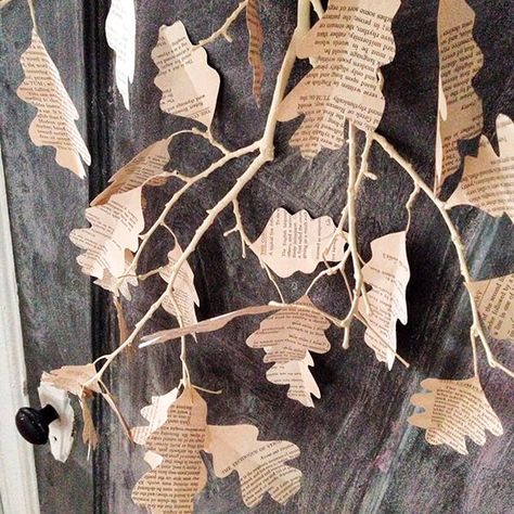 Page Crafts, Upcycled Books Crafts, Easy Diy Fall Decor, Diy Fall Decor Ideas, Fall Paper Crafts, Diy Fall Decor, Wreaths Fall, Decorate For Fall, Old Book Crafts