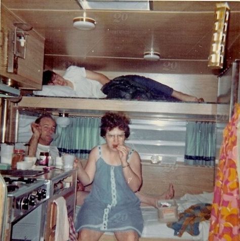 Cool Pics Show the Interior of Mobile Homes From Between the 1940s and '70s ~ Vintage Everyday Vintage Camping Photos, Vintage Trailer Interior, Vintage Camper Interior, Park Life, Haunting Photos, Old Campers, Retro Caravan, Trailer Interior, Cool Pics