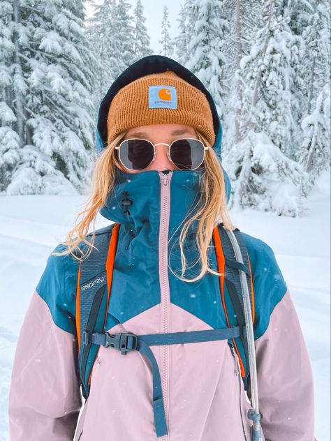 Snowboarding Fits Aesthetic, Cute Snowboards, Womens Snowboarding Outfits, Colorado Girl Aesthetic, Hiking Aesthetic Winter, Women’s Ski Outfit, Snowboarding Style Outfits, Snowboarding Outfit Aesthetic, Snowboard Girl Aesthetic