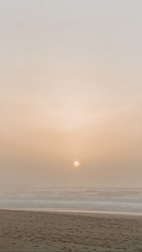 Iphone Wallpaper Calm, Nature Iphone Wallpaper, Art Photography Portrait, Plain Wallpaper, Beach Background, Iphone Wallpaper Photos, Ios Wallpapers, Sun Sets, Beach Wallpaper