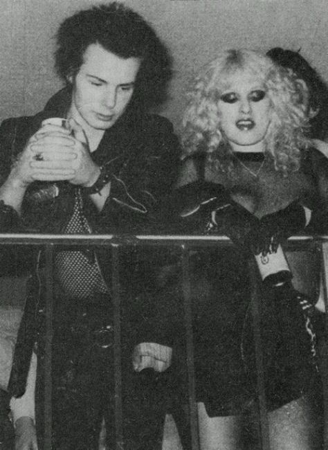 Sid and Nancy Sid Vicious Nancy, Punk Couple, Sid And Nancy, 70s Punk, Johnny Rotten, Sid Vicious, Arte Punk, Punk Scene, Hardcore Punk