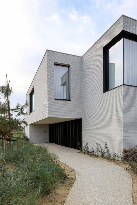 Verhaeghe - Petersen Tegl White Brick Architecture, White Facade House, Petersen Brick, White Brick House Exterior, Brick Detailing, White Brick House, Narrow House Designs, Brick Cladding, Narrow House