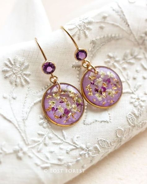 Resin Earrings Aesthetic, Unique Resin Jewelry, Resin Jewelry Ideas Inspiration, Resin Earings Ideas, Resin Jewellery Ideas, Resin Earrings Ideas, Resin Jewelry Ideas, Resin Flower Jewelry, Diy Resin Earrings