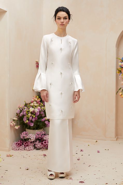 CLEMIRA KURUNG IN OFF WHITE Bridesmaid Melayu, Kebaya Malaysia, Melayu Dress, Kebaya Melayu, Malaysian Dress, Dress Malaysia, Baju Kurung Moden Style, Braidsmaid Dresses, Elegant Silk Dresses