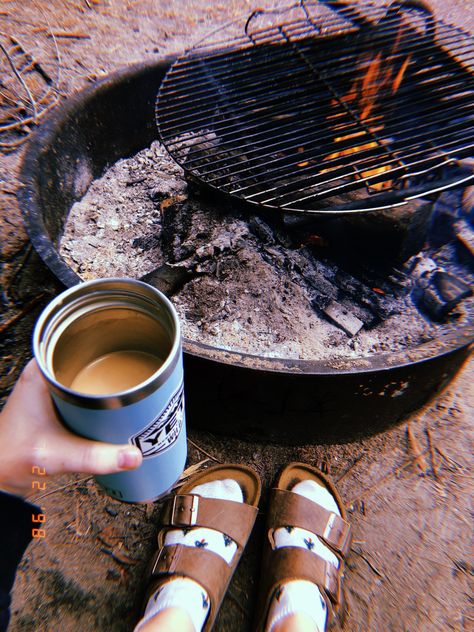 Glamping Photo Ideas, Camping Ig Story, Camping Selfies, Camping Picture Ideas, Granola Astethic, Camping Photo Ideas Instagram, Aesthetic Camping Pictures, Camping Instagram Pictures, Camping Astethic