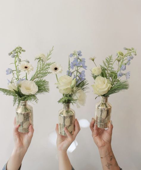 Blue Bud Vases, Bud Vases Wedding, Bud Vase Centerpiece, Blue Green Wedding, Simple Wedding Bouquets, Cottage Wedding, Daisy Wedding, Winter Floral, Wedding Vases